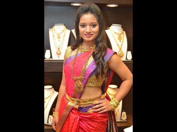 సీఎంఆర్లో సినీనటి షామిలి సందడి సీఎంఆర్లో సినీనటి షామిలి సందడి