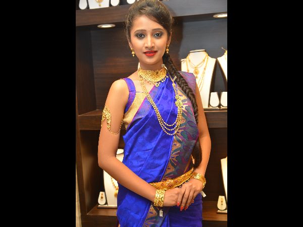 సీఎంఆర్లో సినీనటి షామిలి సందడి సీఎంఆర్లో సినీనటి షామిలి సందడి