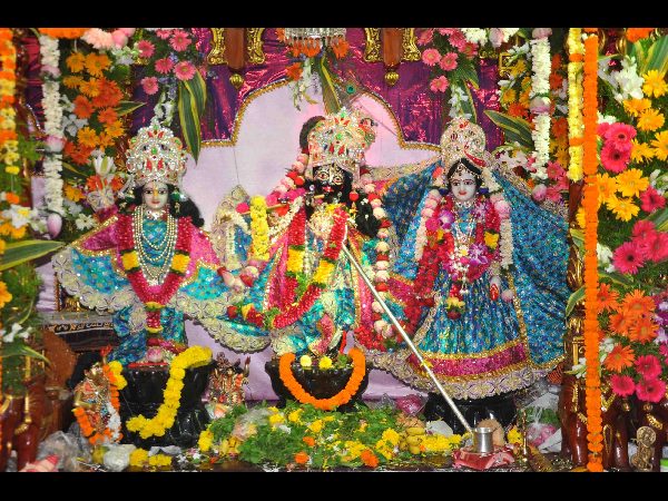 సీఎంఆర్లో సినీనటి షామిలి సందడి సీఎంఆర్లో సినీనటి షామిలి సందడి