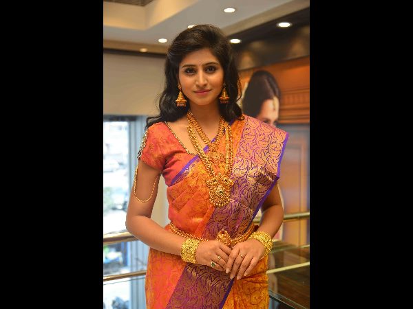 సీఎంఆర్లో సినీనటి షామిలి సందడి సీఎంఆర్లో సినీనటి షామిలి సందడి