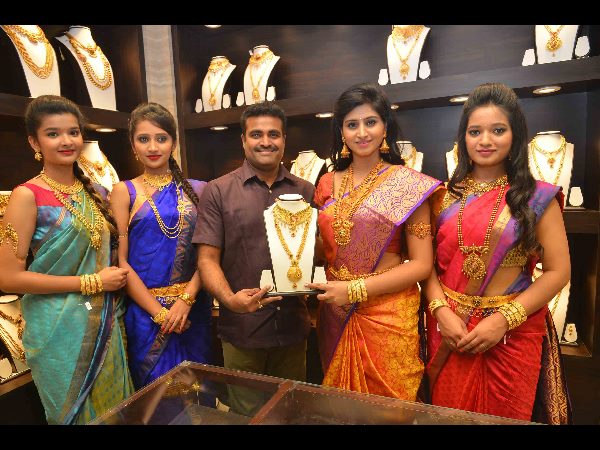 సీఎంఆర్లో సినీనటి షామిలి సందడి సీఎంఆర్లో సినీనటి షామిలి సందడి