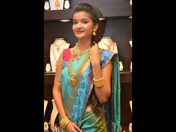 సీఎంఆర్లో సినీనటి షామిలి సందడి సీఎంఆర్లో సినీనటి షామిలి సందడి