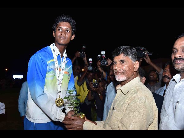 తెలంగాణకు తొలి పతకం: సంతోషంగా ఉందన్న చంద్రబాబు (ఫోటోలు)