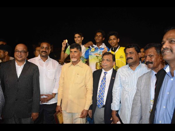 తెలంగాణకు తొలి పతకం: సంతోషంగా ఉందన్న చంద్రబాబు (ఫోటోలు)