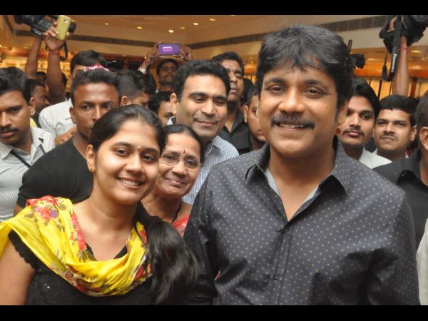 నాగార్జునతో సెల్ఫీ: పోటీ పడిన అభిమానులు