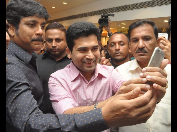  నాగార్జునతో సెల్ఫీ: పోటీ పడిన అభిమానులు