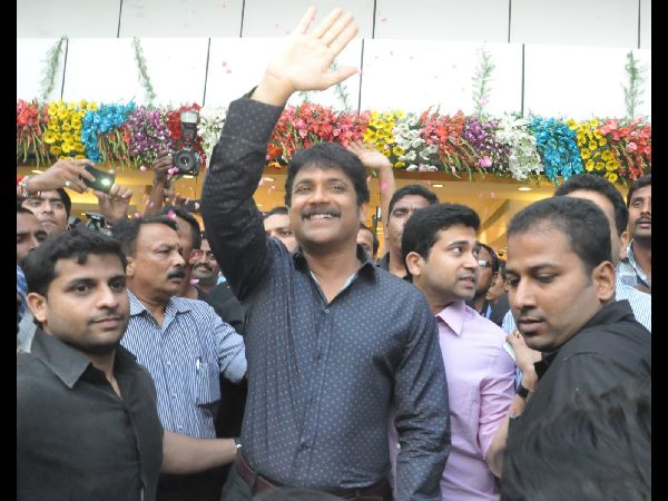 నాగార్జునతో సెల్ఫీ: పోటీ పడిన అభిమానులు