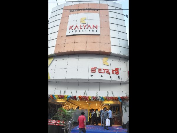  నాగార్జునతో సెల్ఫీ: పోటీ పడిన అభిమానులు