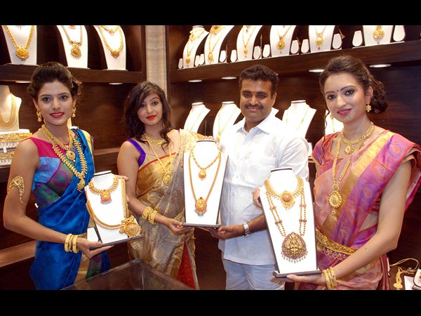 షోరూంలో సందడి