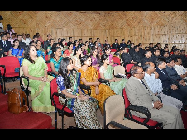 యువ ఐఏఎస్‌లకు గవర్నర్