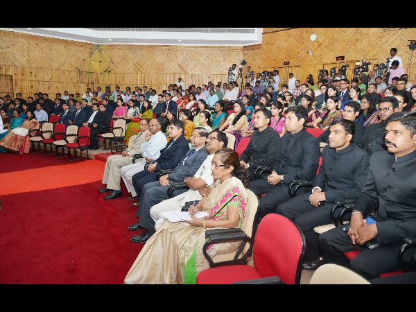 యువ ఐఏఎస్‌లకు గవర్నర్