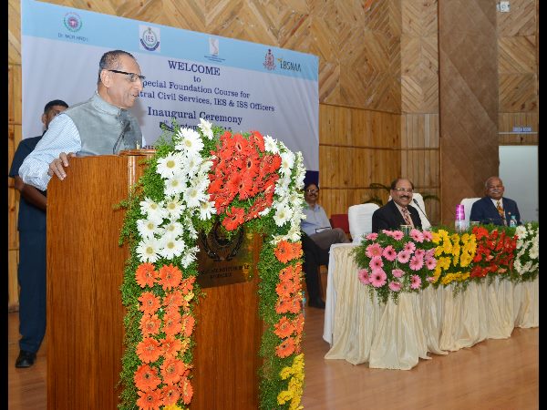 యువ ఐఏఎస్‌లకు గవర్నర్