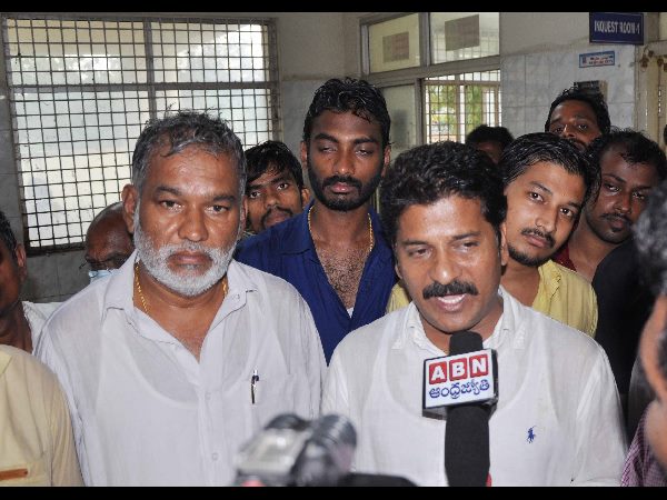 రైతు కుటుంబానికి రేవంత్ రెడ్డి పరామర్శ