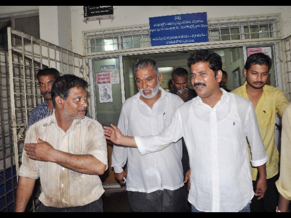  రైతు కుటుంబానికి రేవంత్ రెడ్డి పరామర్శ