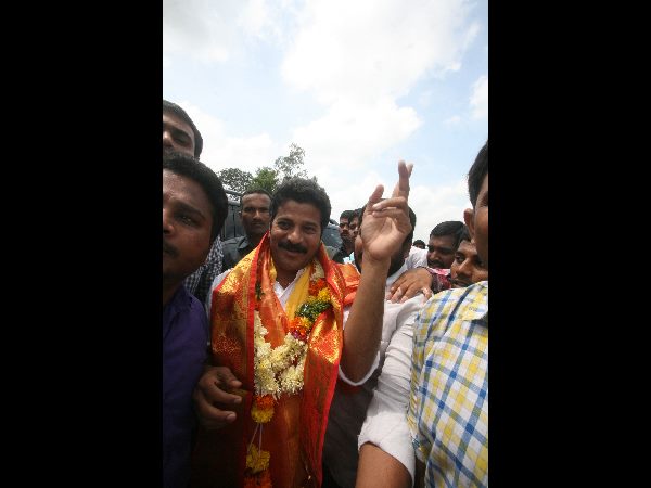 రైతు కుటుంబానికి రేవంత్ రెడ్డి పరామర్శ