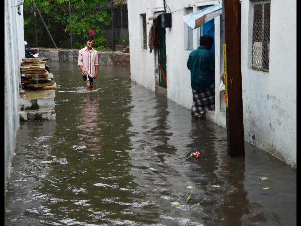 వరదనీరు