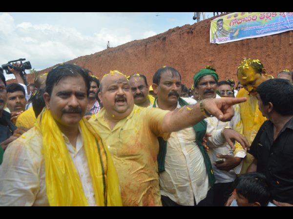  అద్భుత దృశ్యం - కృష్ణాలో గోదారి తల్లి