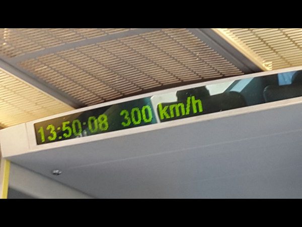 గంటకు 300కి.మీ వేగంగా నడిచే రైలు గంటకు 300కి.మీ వేగంగా నడిచే రైలు