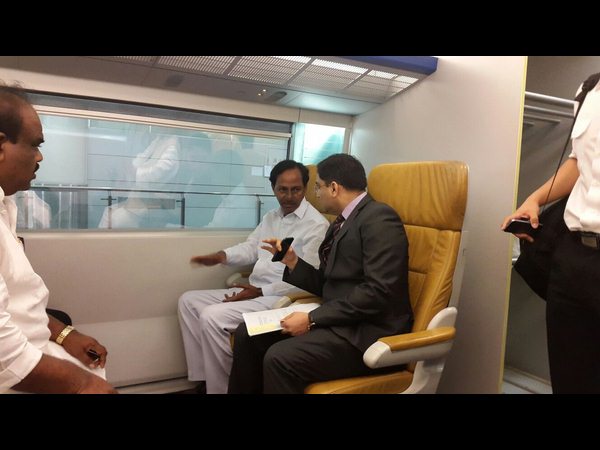 వేగంగా నడిచే రైలులో సిఎం కెసిఆర్ వేగంగా నడిచే రైలులో సిఎం కెసిఆర్