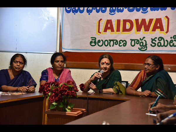 చాకలి ఐలమ్మ విగ్రహావిష్కరణ - వరంగల్లో బృందా కారత్ చాకలి ఐలమ్మ విగ్రహావిష్కరణ - వరంగల్లో బృందా కారత్