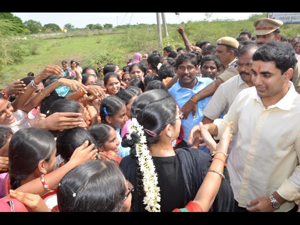  ఎన్టీఆర్ ఆదర్శం, జగన్‌‌ దొంగబ్బాయి: అక్క అంటూనే షర్మిలపై విమర్శలు చేసిన లోకేశ్ 