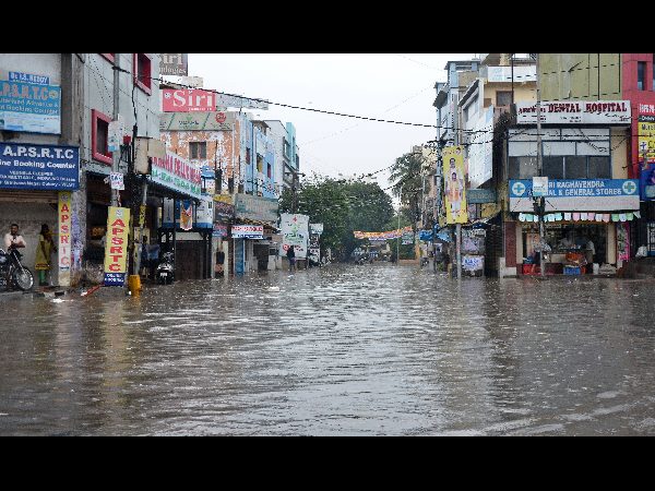 రోడ్లు జలమయం
