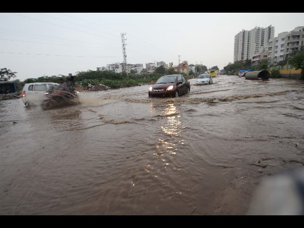 పొంగి పొర్లుతున్న నాలాలా
