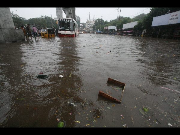 మోకాళ్ల లోతు నీరు