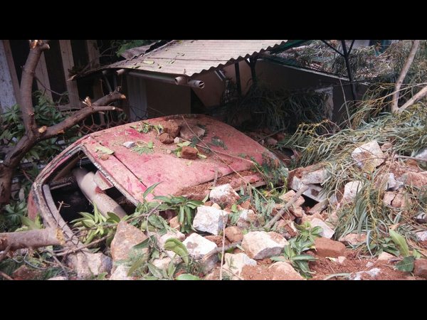 వర్షాలు - కూలిన గోడ