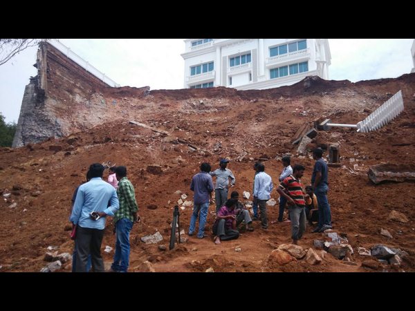 వర్షాలు - కూలిన గోడ