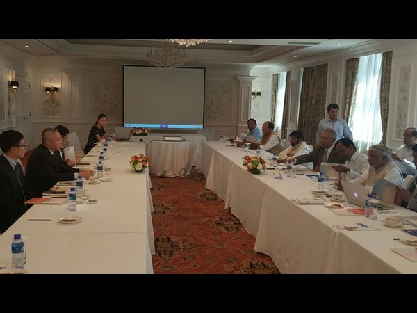 పారిశ్రామికవేత్తలతో భేటీ