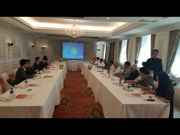 పారిశ్రామికవేత్తలతో భేటీ