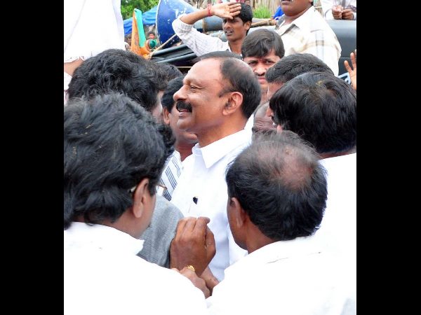 కోన గ్రామంలో రఘువీరాపై రాళ్లదాడి: టీడీపీ నేతల హస్తం ఉందా? కోన గ్రామంలో రఘువీరాపై రాళ్లదాడి: టీడీపీ నేతల హస్తం ఉందా?