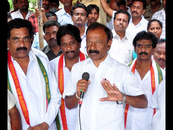 కోన గ్రామంలో రఘువీరాపై రాళ్లదాడి: టీడీపీ నేతల హస్తం ఉందా? కోన గ్రామంలో రఘువీరాపై రాళ్లదాడి: టీడీపీ నేతల హస్తం ఉందా?