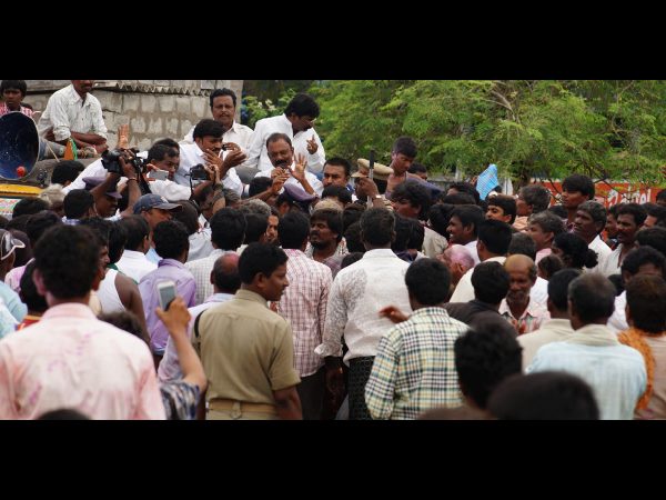 కోన గ్రామంలో రఘువీరాపై రాళ్లదాడి: టీడీపీ నేతల హస్తం ఉందా? కోన గ్రామంలో రఘువీరాపై రాళ్లదాడి: టీడీపీ నేతల హస్తం ఉందా?