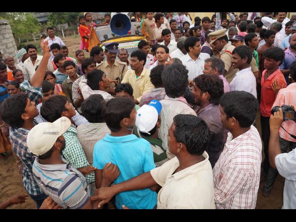 కోన గ్రామంలో రఘువీరాపై రాళ్లదాడి: టీడీపీ నేతల హస్తం ఉందా? కోన గ్రామంలో రఘువీరాపై రాళ్లదాడి: టీడీపీ నేతల హస్తం ఉందా?