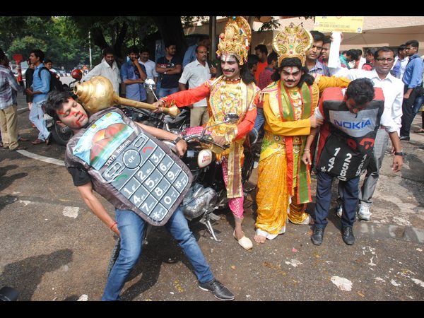  వినూత్న పద్ధతిలో రోడ్డు ప్రమాదాలపై అవగాహన