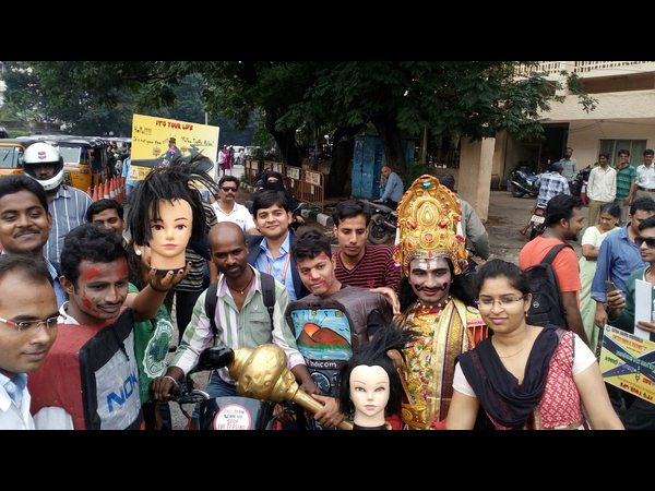  వినూత్న పద్ధతిలో రోడ్డు ప్రమాదాలపై అవగాహన