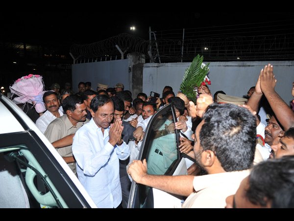 హైదరాబాద్కు కేసీఆర్: రాష్ట్ర ప్రజలకు చవితి శుభాకాంక్షలు హైదరాబాద్కు కేసీఆర్: రాష్ట్ర ప్రజలకు చవితి శుభాకాంక్షలు