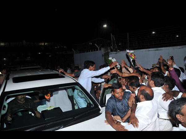 హైదరాబాద్కు కేసీఆర్: రాష్ట్ర ప్రజలకు చవితి శుభాకాంక్షలు హైదరాబాద్కు కేసీఆర్: రాష్ట్ర ప్రజలకు చవితి శుభాకాంక్షలు