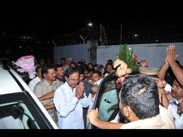 హైదరాబాద్కు కేసీఆర్: రాష్ట్ర ప్రజలకు చవితి శుభాకాంక్షలు హైదరాబాద్కు కేసీఆర్: రాష్ట్ర ప్రజలకు చవితి శుభాకాంక్షలు