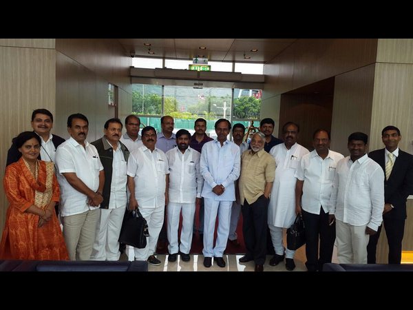 హైదరాబాద్కు కేసీఆర్: రాష్ట్ర ప్రజలకు చవితి శుభాకాంక్షలు హైదరాబాద్కు కేసీఆర్: రాష్ట్ర ప్రజలకు చవితి శుభాకాంక్షలు