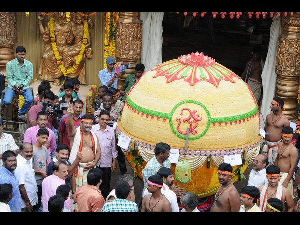 మహాగణపతికి తాపేశ్వరం లడ్డూ మహాగణపతికి తాపేశ్వరం లడ్డూ