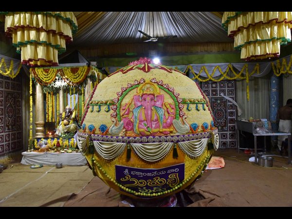 మహాగణపతికి తాపేశ్వరం లడ్డూ మహాగణపతికి తాపేశ్వరం లడ్డూ