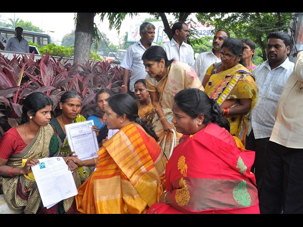 రైతుల కోసం టిడిపి ధర్నా