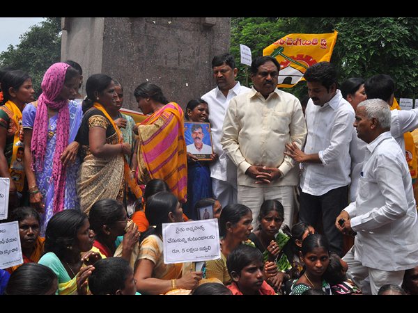 రైతుల కోసం టిడిపి ధర్నా