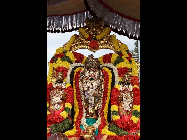 అంగరంగ వైభోగంగా ధ్వజారోహణం