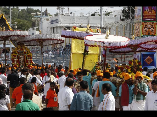 అంగరంగ వైభోగంగా ధ్వజారోహణం