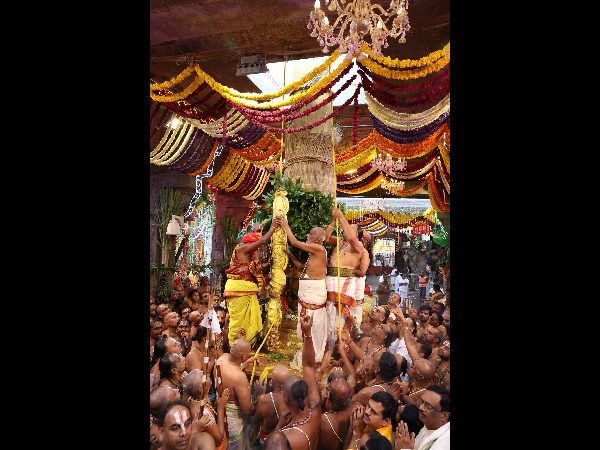 అంగరంగ వైభోగంగా ధ్వజారోహణం