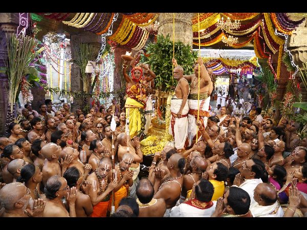 అంగరంగ వైభోగంగా ధ్వజారోహణం